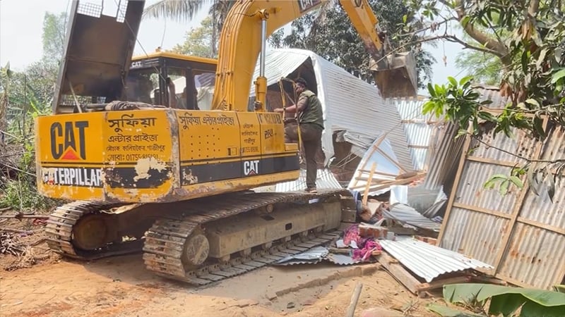 গাজীপু‌রে বন বিভা‌গের উচ্ছেদ অভিযানে হামলা, আহত ৫